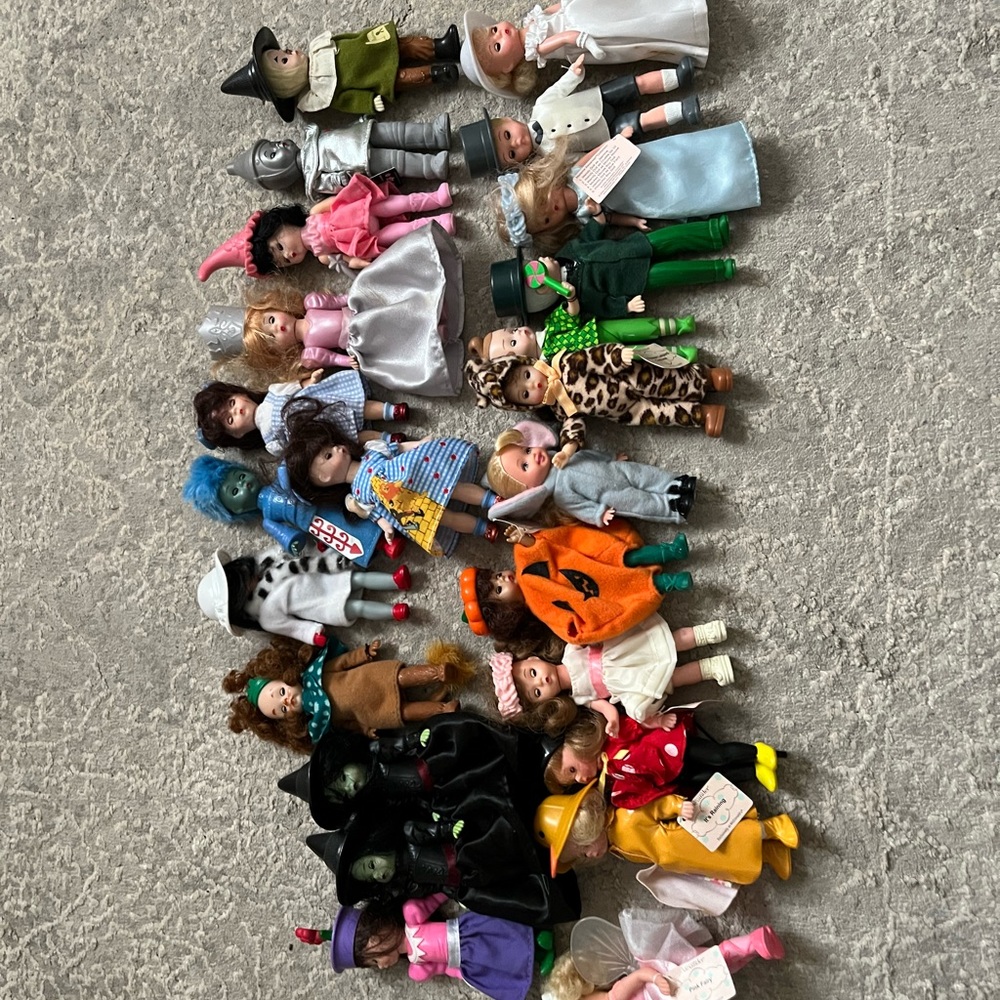 24 Madame Alexander small dolls.